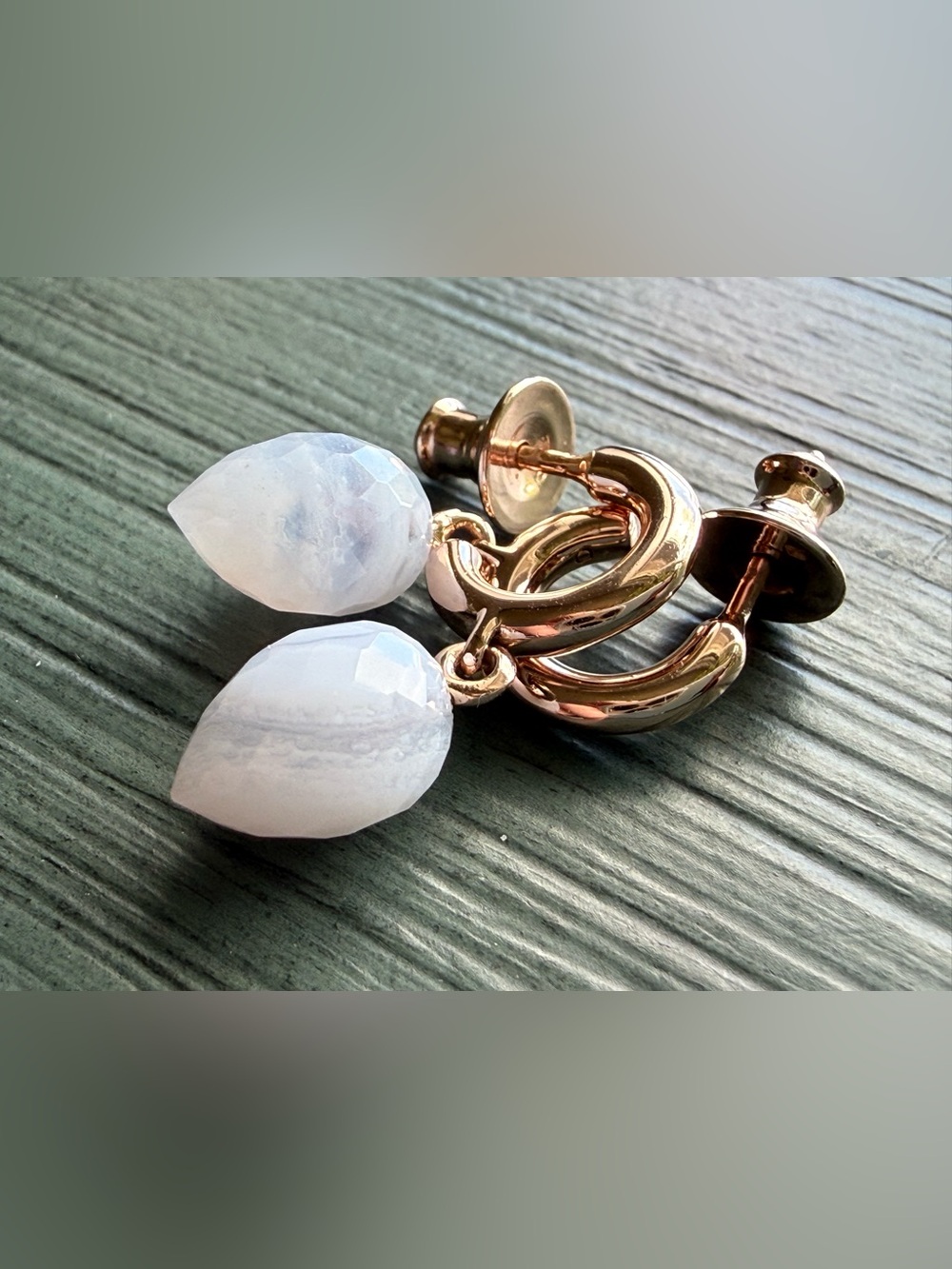 Monica Vinader Fiji Bud Huggie Earrings 18k Rose Gold Vermeil + Blue Lace Agate - Picture 3 of 4
